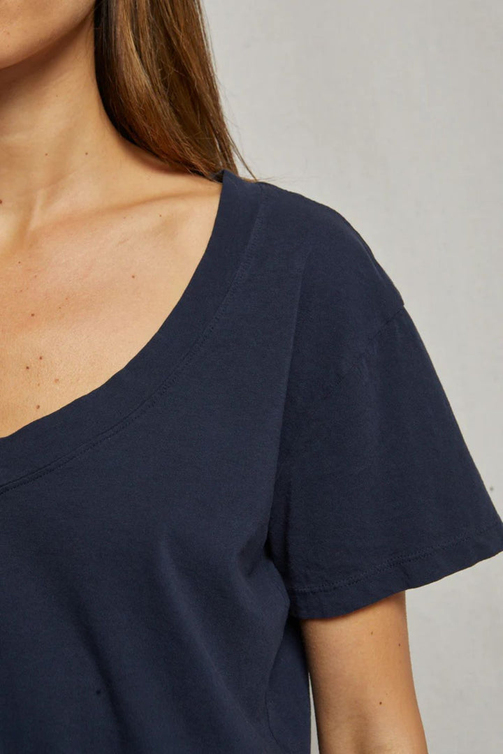 perfectwhitetee | hendrix crispy lightweight cotton boxy v neck tee | Navy