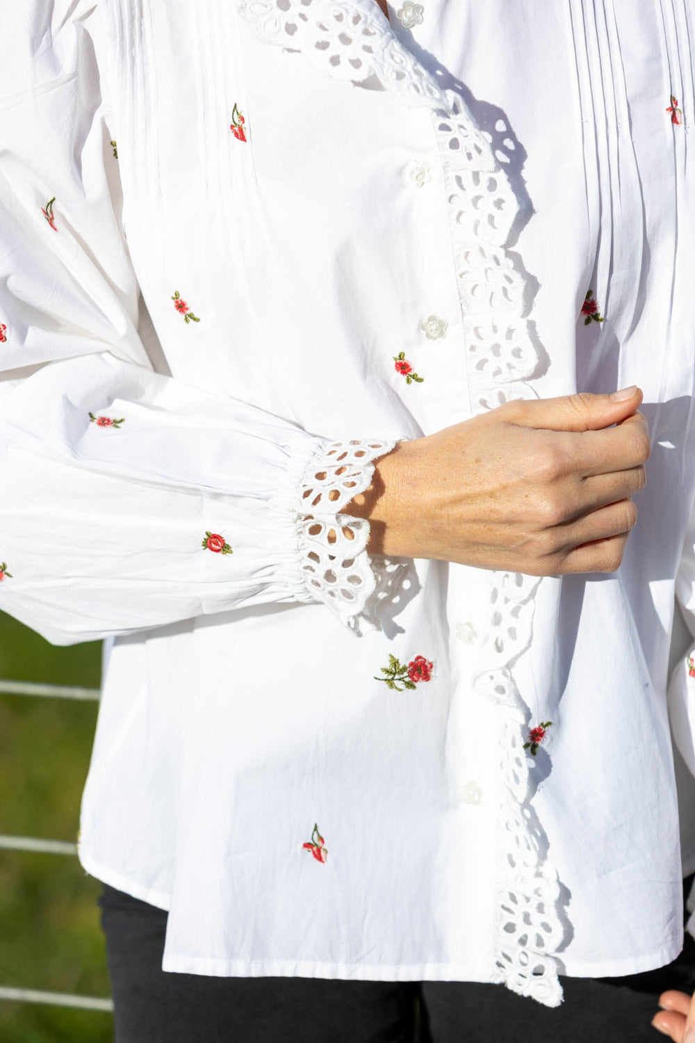 Mandalay Designs | Floral ditsy Embroidery shirt | White - Dutch Hideout