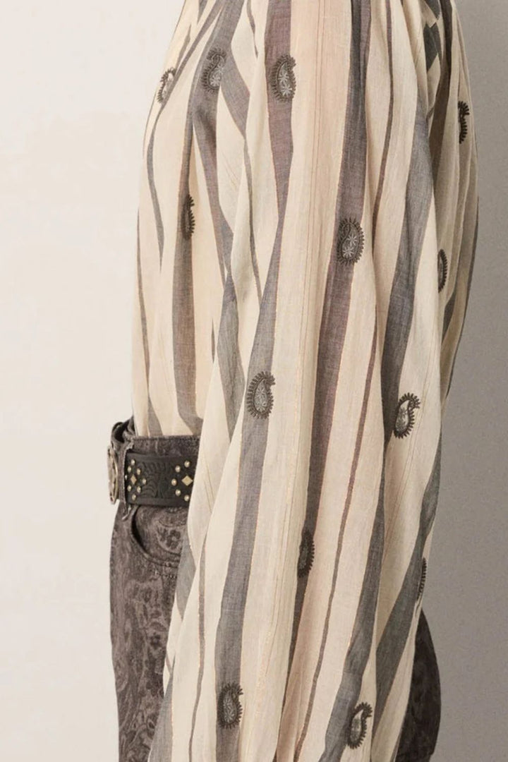 Maison Hotel | Perla Blouse Ivory Paisley | Desert Breeze - Dutch Hideout