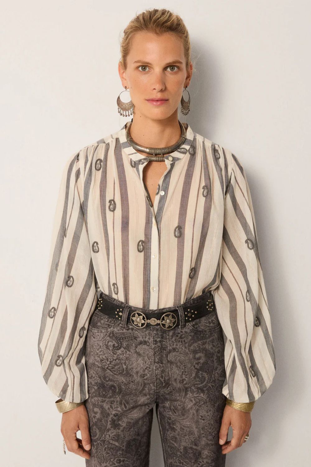 Maison Hotel | Perla Blouse Ivory Paisley | Desert Breeze - Dutch Hideout