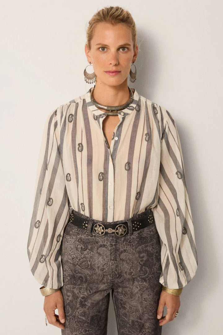 Maison Hotel | Perla Blouse Ivory Paisley | Desert Breeze - Dutch Hideout