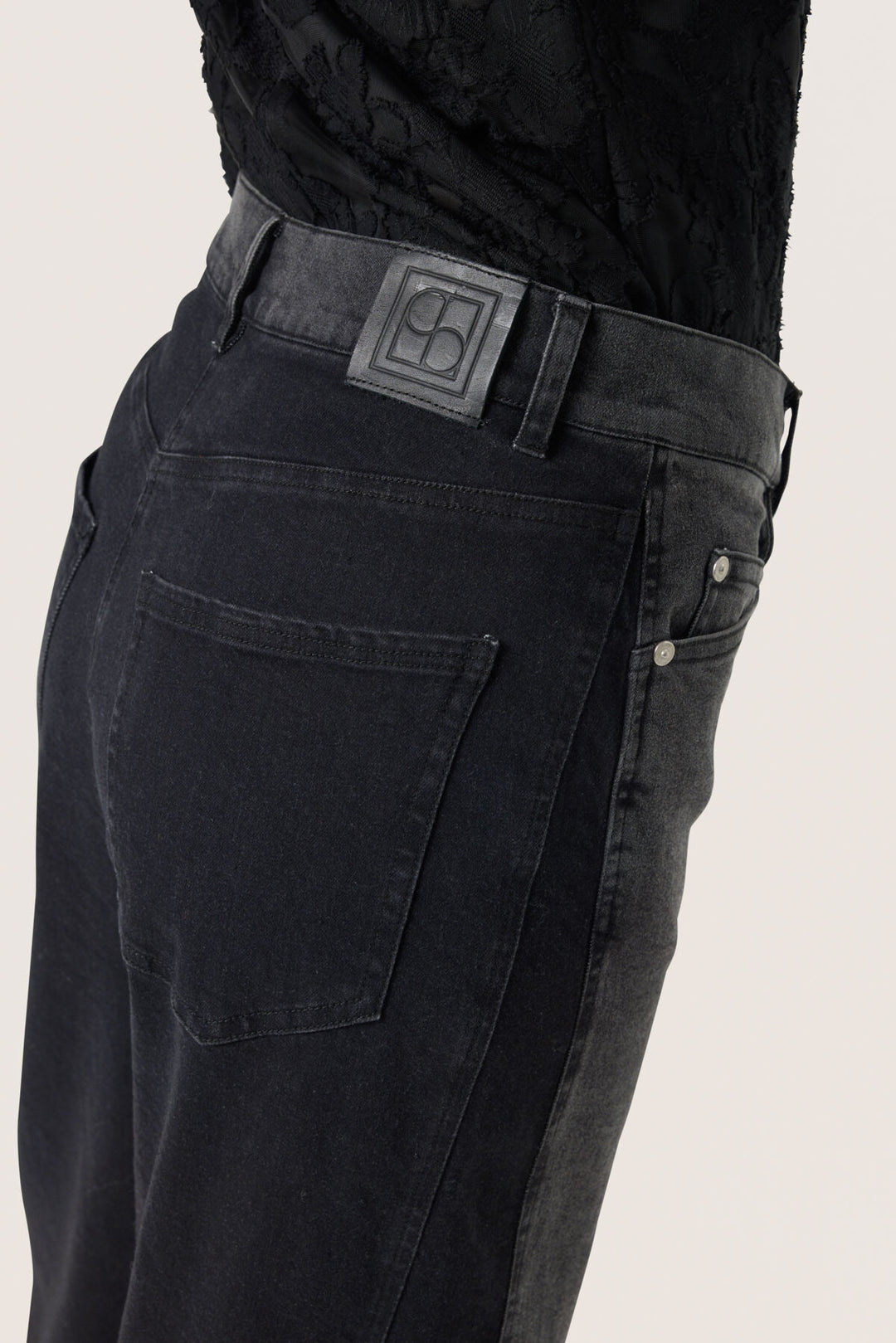 Soaked in Luxury | Rhea Jeans | Black Washed Denim - Dutch Hideout
