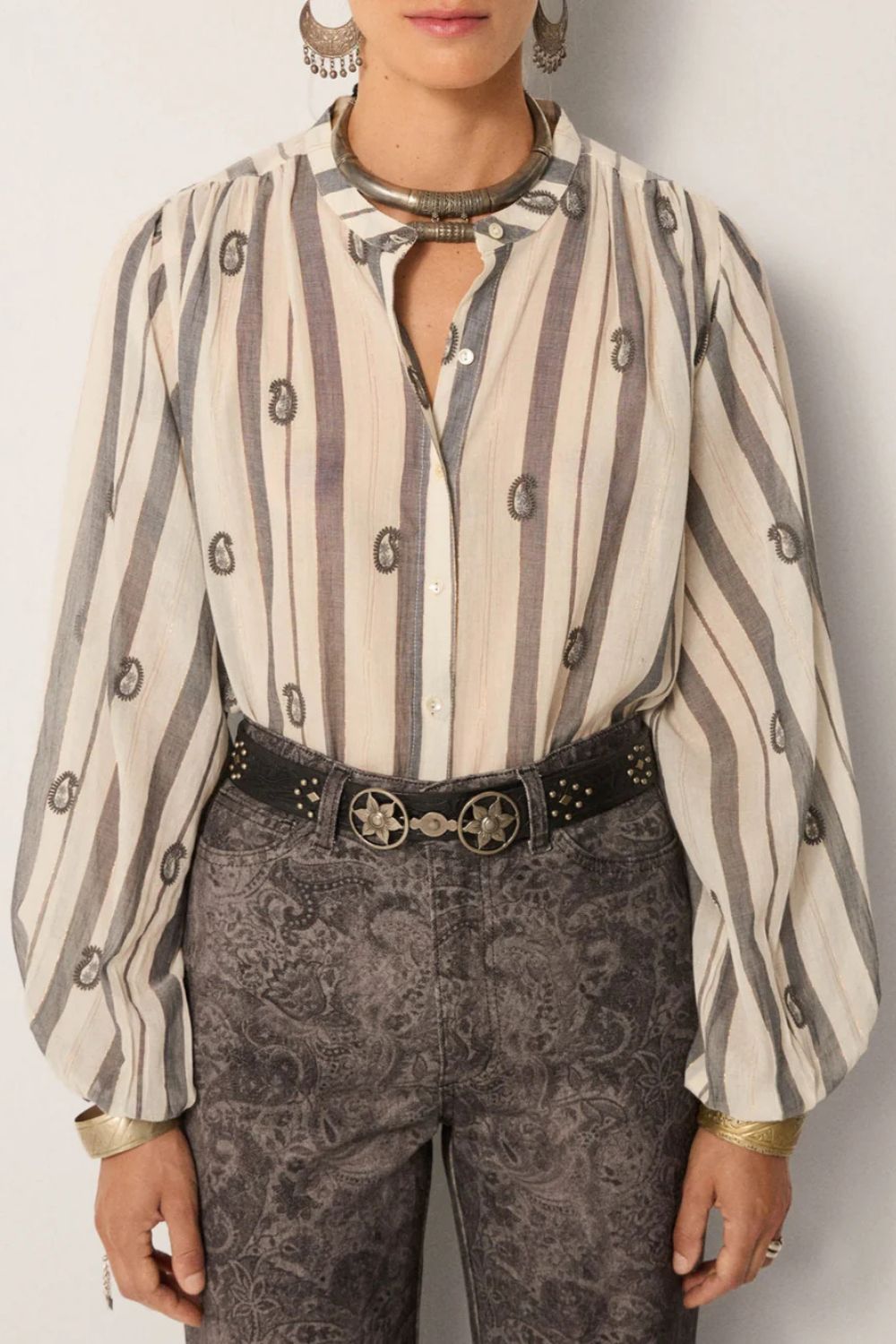 Maison Hotel | Perla Blouse Ivory Paisley | Desert Breeze - Dutch Hideout