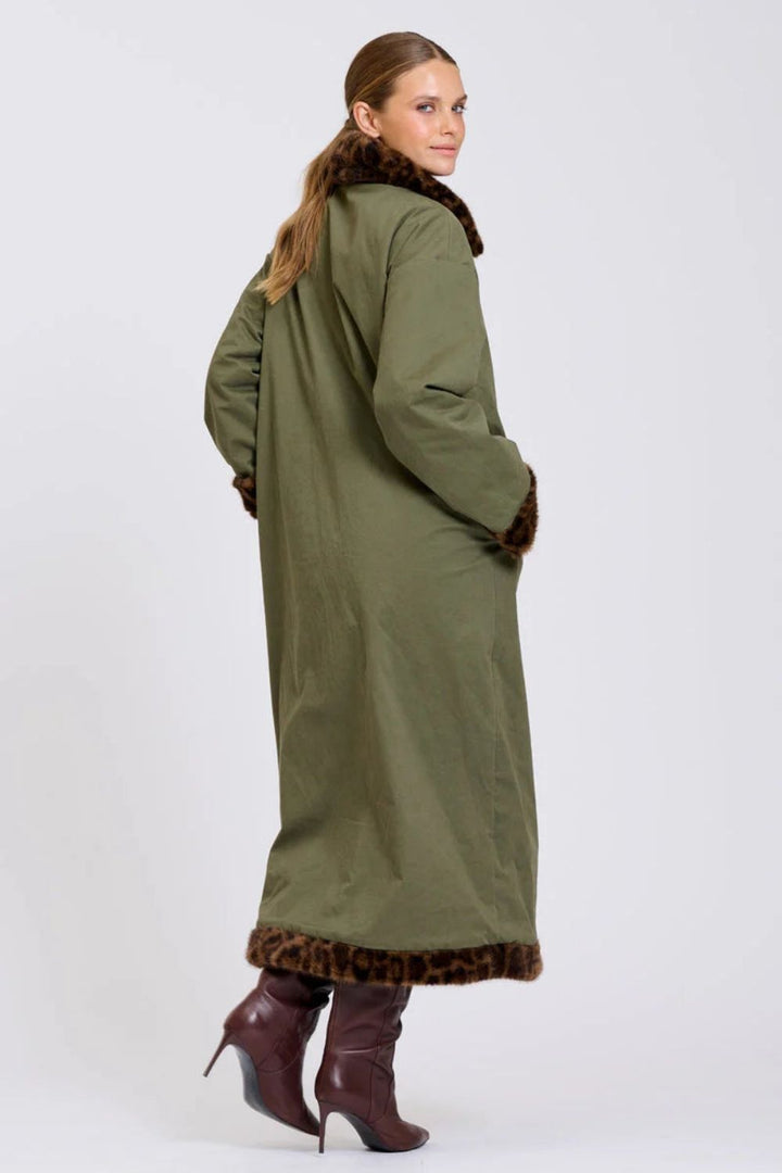 Shirty | Leopard Reverso Long Faux Fur Reversable Coat | Leopard & Khaki - Dutch Hideout