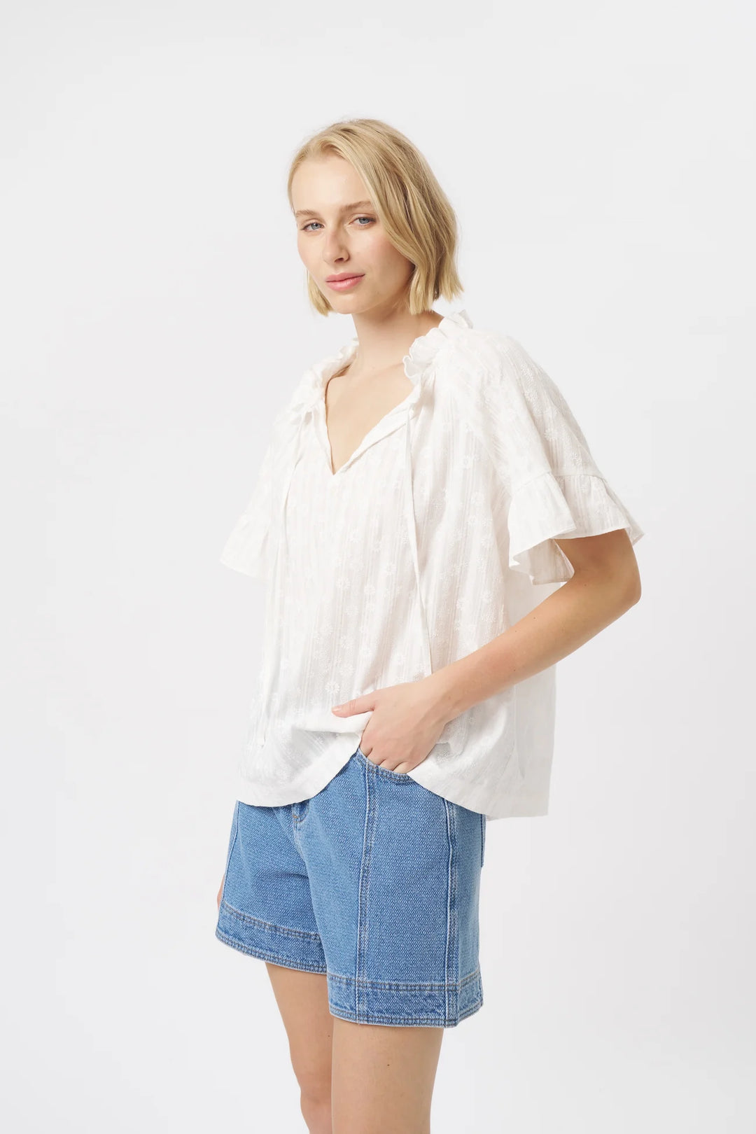 KIREINA I PATRICIA SHIRT I WHITE WITH WHITE FLOWER - Dutch Hideout