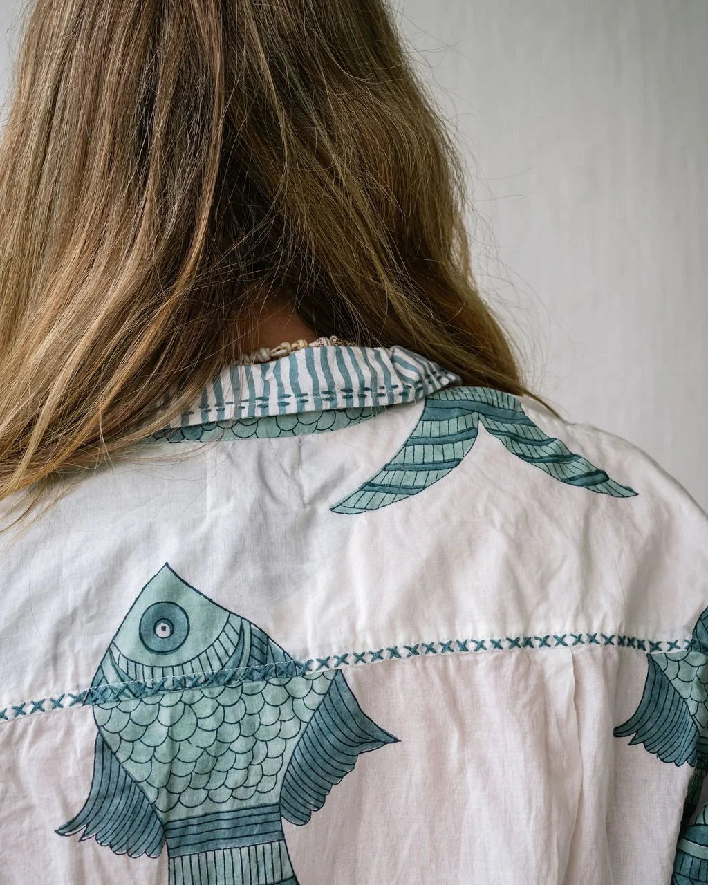 MANDALAY DESIGNS I BIG FISHY SHIRT I WHITE BLUE - Dutch Hideout