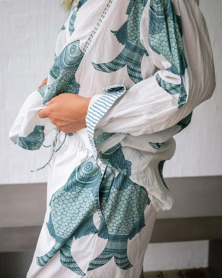 MANDALAY DESIGNS I BIG FISHY SHIRT I WHITE BLUE - Dutch Hideout