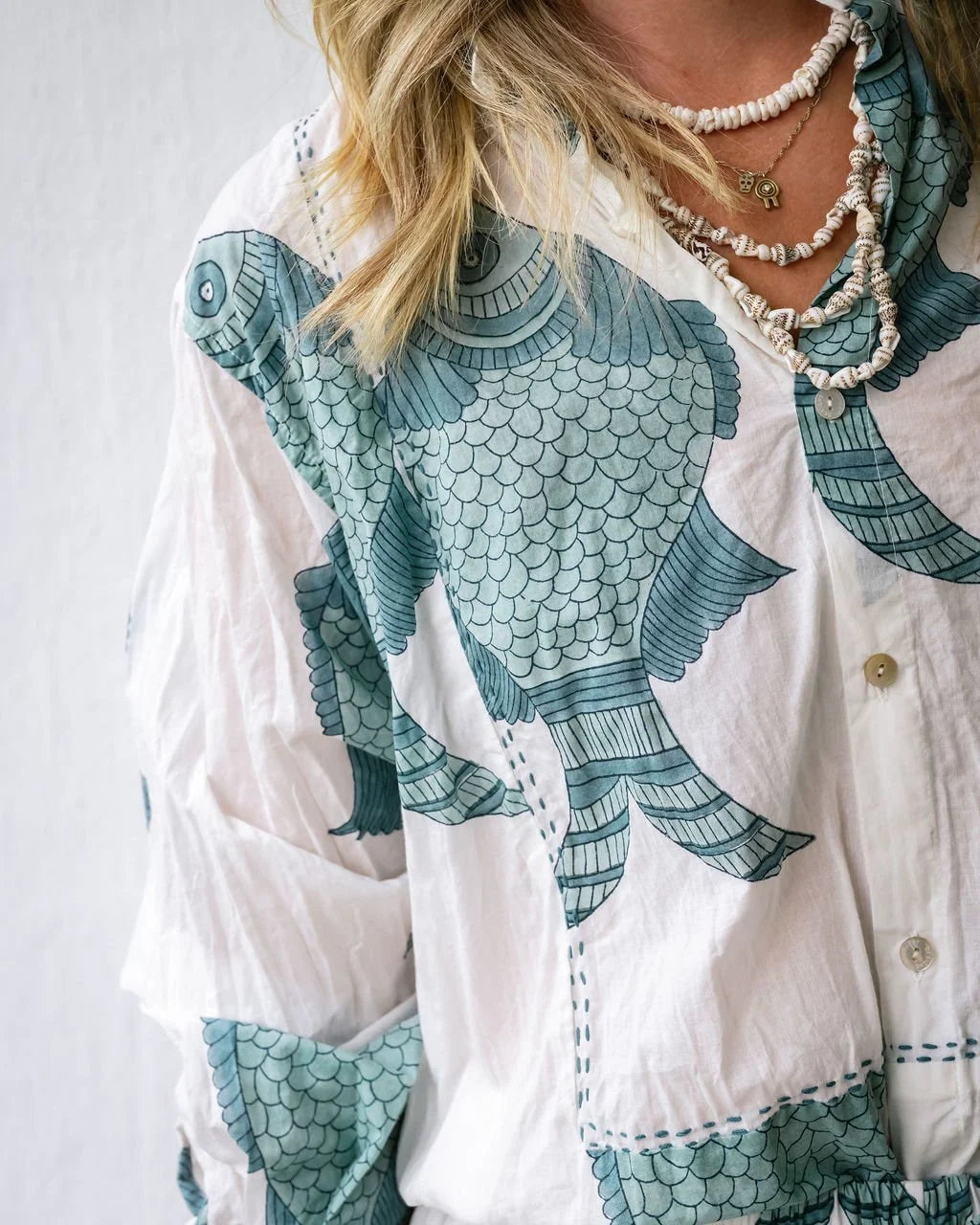 MANDALAY DESIGNS I BIG FISHY SHIRT I WHITE BLUE - Dutch Hideout