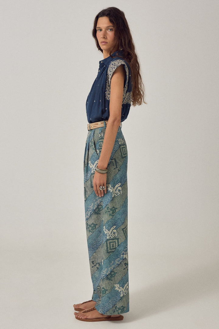 Karina Sleeveless Shirt in Deep River - detail shot